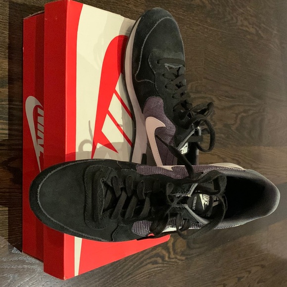 Nike internationalist women’s sneaker. Size 9. - Picture 1 of 7